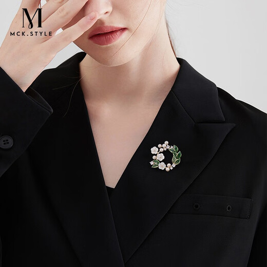 Mck gardenia brooch high-end women's shell imitation pearl corsage suit accessories Chinese Valentine's Day gift
