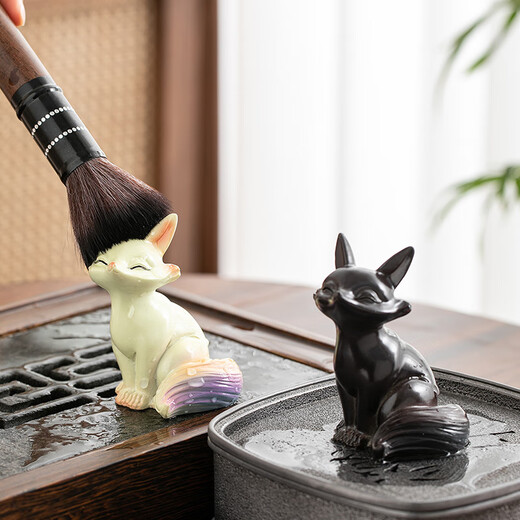 At noon, the color-changing little fox tea pet can raise fine tea, tea tray, tea table, tea set accessories, tea table couple resin ornaments, color-changing tea pet fox