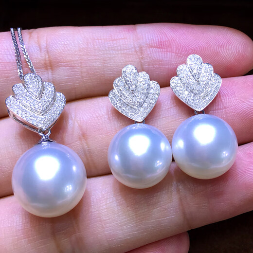 Nanxiao White Pearl Pendant Single 18K Gold Diamond South Sea White Pearl Necklace Angel Wings Seawater Necklace for Women Pendant + 18k Gold Chain (Customized Delivery in 7-10 Days) 11-12mm