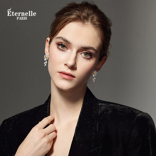 Eternelle French eternal original design camellia earrings are elegant, light luxury and high-end earrings for women