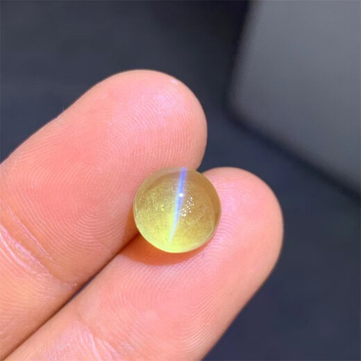 Moxi's natural gold-green cat's eye bare stone ring surface has a good cat's eye effect and can be inlaid with 18k gold ring pendant. Comes with certificate.