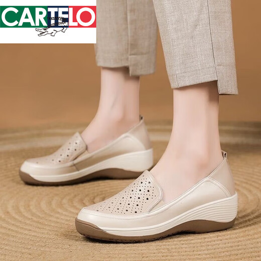 卡帝乐鳄鱼真软皮厚底坡跟中年妈妈凉鞋女时尚女鞋外穿轻便休闲单鞋软底皮鞋 米白色 38