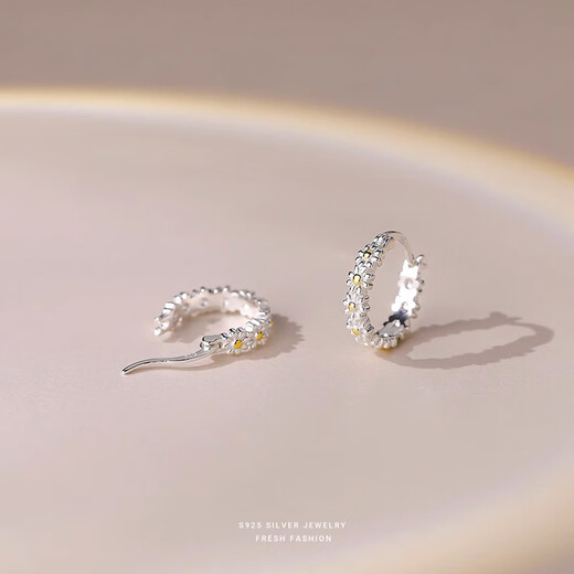 PWLS925 silver small daisy earrings niche design high-end pierced earrings for women 2025 versatile accessories Daisy earrings S925 silver