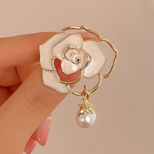 Flying flower brooch, high-end women's light luxury camellia sweater dress pin to fix clothes to prevent exposure and give Valentine's Day gift. One camellia pearl brooch