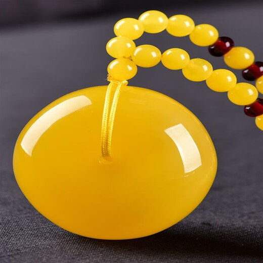 Mussel natural chicken fat yellow beeswax water drop Pixiu pendant raw stone safe buckle Wushi brand necklace sweater chain amber men and women small safe buckle certificate 0g