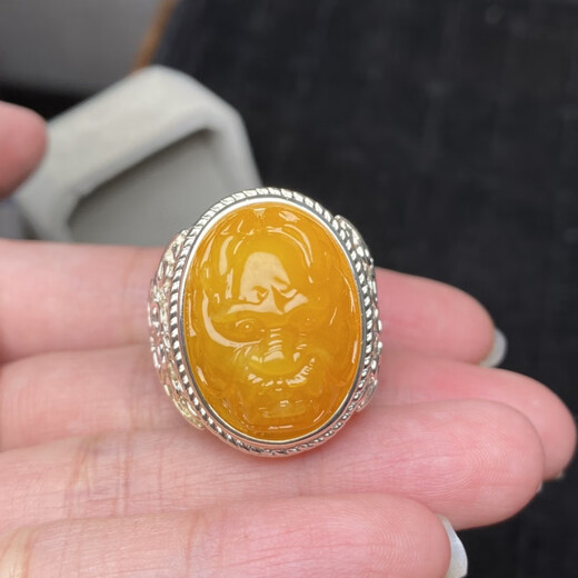 Sanskrit beeswax carved large ring, faucet beeswax ring for men, fashionable and lively old honey, chicken fat yellow