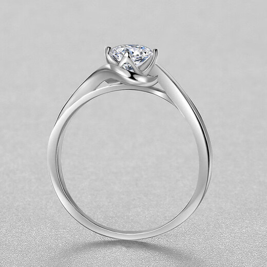 AVHE platinum diamond ring twisted arm four-prong diamond cultured diamond ring. Please order a wedding gift for Chinese Valentine's Day to express your love to your girlfriend. Platinum diamond ring + 1 carat D color cultured diamond.