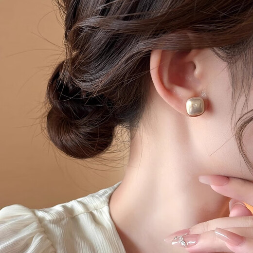 Bai Qixin Small Sugar Cube Pearl Earrings Ear Clip Women's Light Luxury High-Quality Temperament Earrings 2024 New Autumn and Winter Earrings Small Sugar Cube Pearl Earrings Champagne Color