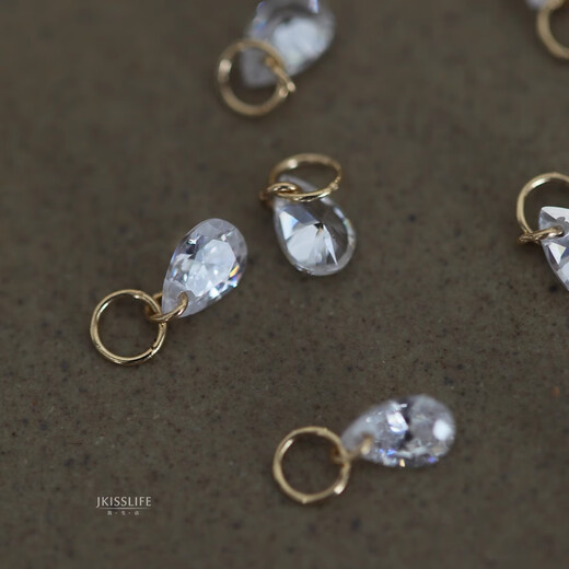 Youshu 14K gold is so beautiful. Jennie exquisite water drop pendant, simple design, mini pendant pendant. One pendant. Chain not included.