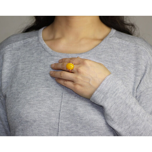 Confucian style beeswax ring for women, lively, simple and generous, personalized chicken fat yellow ring, natural amber, low-key new style, round chicken fat horizontal inlaid yellow ring for women