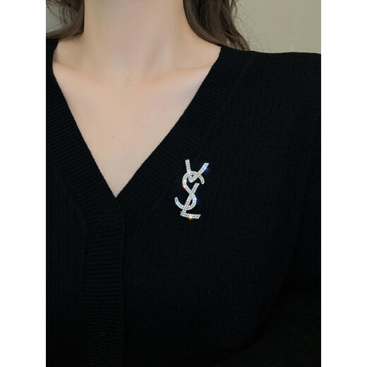 QUAMER niche design suit sweater brooch women's high-end corsage brooch exquisite and light gold letter brooch