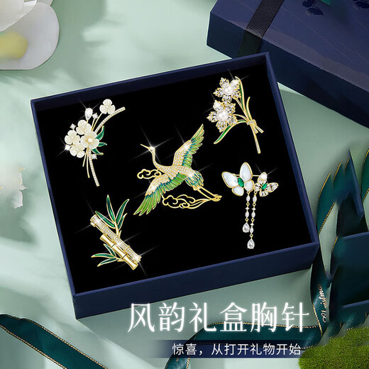 Ancient brooch, high-end women's exquisite niche corsage gift box, light luxury and elegant pin, silk scarf buckle, birthday gift for women, practical national trend style week brooch, exquisite gift box