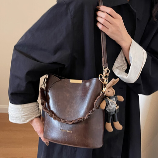 Xingxi Bag Women's Bag Shoulder Bag Retro Versatile Crossbody Bag Portable Bucket Bag Portable Vegetable Basket Bag New Year's Gift Brown + Pendant