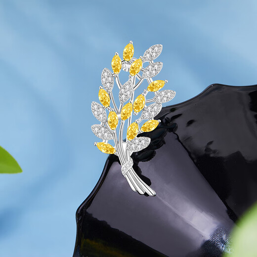 Lao Fengxiang high-end brooch for women, exquisite corsage pin, luxury wedding anniversary gift for girlfriend and wife's birthday, light luxury * wheat ear brooch - brand gift box