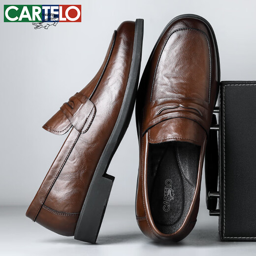 卡帝乐鳄鱼（CARTELO）男士皮鞋软底套脚商务休闲鞋乐福鞋透气一脚蹬皮鞋男9906棕色44