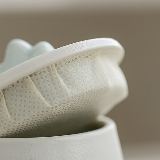 Gold inlaid jade Kung Fu tea set, a complete set of ceramic lifting kettles, tea cups, tea cans, Kung Fu tea sets, souvenirs, scenic blue and white lifting sets