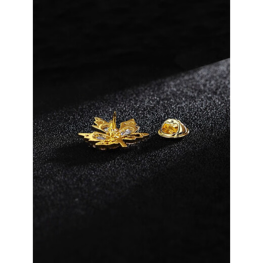 WOUG gold store style light luxury maple leaf brooch men's corsage suit pin crystal badge simple and elegant white zircon one