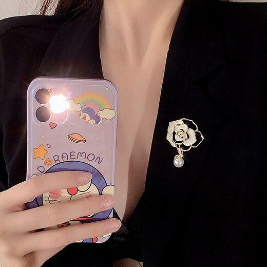 Flying flower brooch, high-end women's light luxury camellia sweater dress pin to fix clothes to prevent exposure and give Valentine's Day gift. One camellia pearl brooch