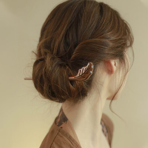 Pretty three-year-old new Chinese-style ginkgo leaf hairpin, high-end hairpin, sandalwood hairpin for girls, ancient style Hanfu headdress, cheongsam accessories, ginkgo leaf