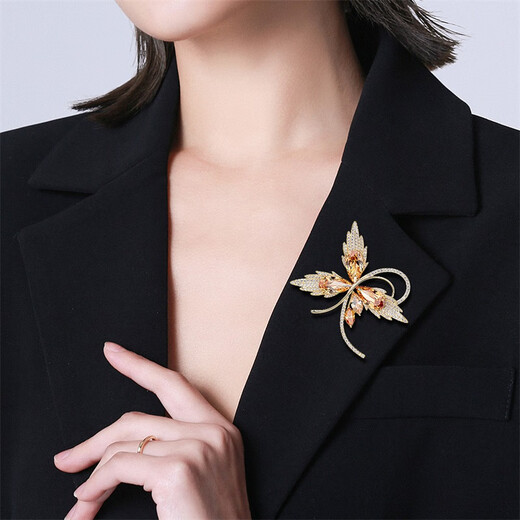 Qlady maple leaf corsage brooch, high-end female niche design, anti-exposure pin, scarf buckle, suit accessories, birthday gift