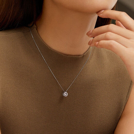 Lukfook Jewelry New Year Gift 18K Gold Swingable Diamond Necklace cMDSKN0049W Total 8 points/White 18K/Approx. 2.11g