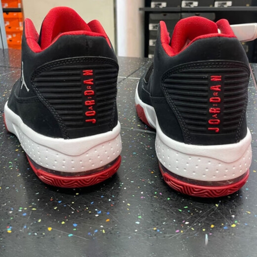 Nike (Nike) Chaussures masculines et femmes Air Jordan Max Aura 2 Chaussures de basket-ball rétro-bas de basket-ball de choc et résistant aux chocs CK6636-016 CK6636-016 40.5