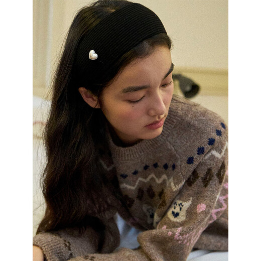 Tagi. Wide-brimmed knitted pearl headband for women with high skull, high-end fashion headwear, versatile autumn and winter retro headband, sesame gray