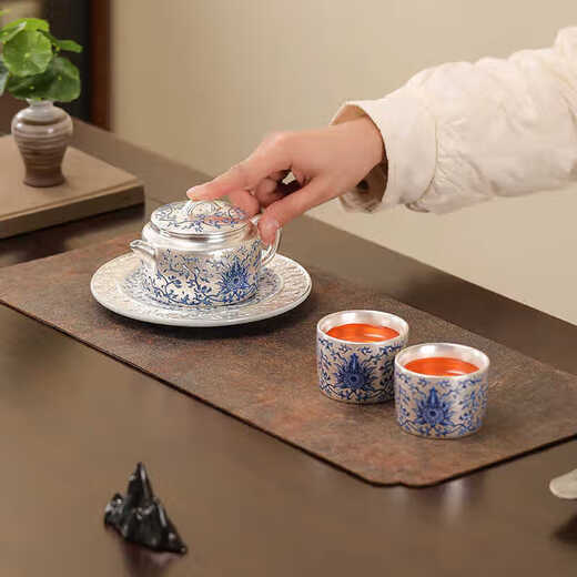 Inherited order of high-end blue and white lotus gilt silver tea set as a gift for leaders and friends. Company business high-end companion gift for leaders. Gilt silver-leaf lotus ware pot set.