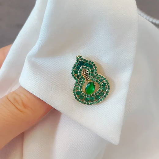 SNQP full diamond emerald Fulu gourd magnetic buckle brooch plated with 18k gold shirt collar decoration without hole corsage brooch filigree gourd brooch