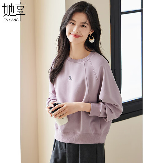 She enjoys round neck sweatshirt women's spring and autumn raglan sleeve short top with letter love embroidery age-reducing pullover T143W1005