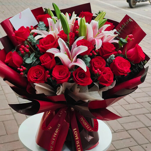 Come to Yike Flower Express to send roses and lilies to your girlfriend and wife as birthday gifts nationwide. 19 red roses and pink lilies bouquet.