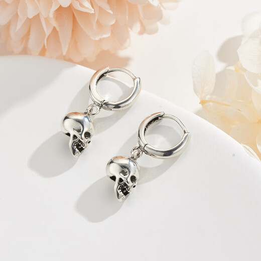 
Buckle European and American skull earrings for men and women in style, personalized retro new ear buckles niche design punk internet celebrity earrings ES755 skull earrings