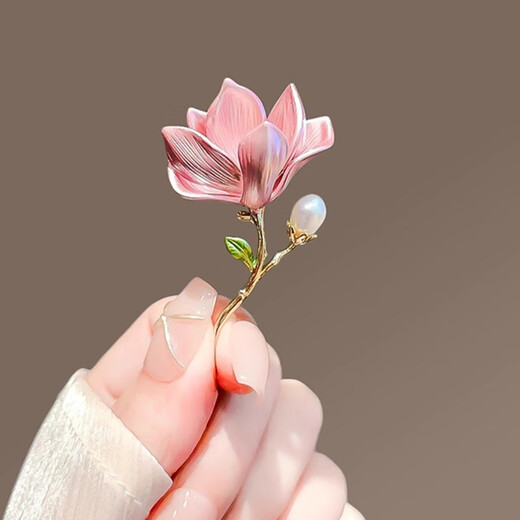 QUAMER gold store style Chinese style magnolia brooch, elegant and exquisite, high-end women's new fashion temperament brooch, pink 3.4*5.8cm