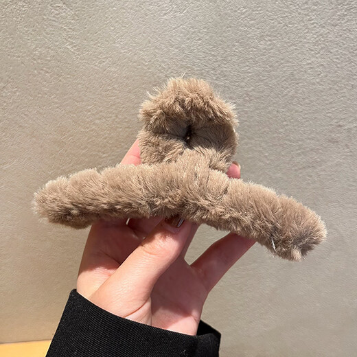 Plush grab clip, high-end autumn and winter hair clip for girls, sand shark clip on the back of the head, multi-volume hair clip, hair clip, plush dark coffee