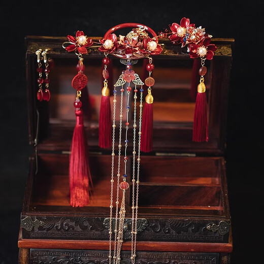 Ancient bridal Xiuhe headdress, golden phoenix crown, Chinese wedding costume, tassel hair accessory, showy face, small Xiuhe clothing accessories, new Chinese style back-pressed Xiuhe hair accessory, ear clip style