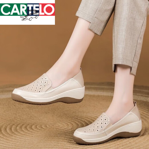 卡帝乐鳄鱼真软皮厚底坡跟中年妈妈凉鞋女时尚女鞋外穿轻便休闲单鞋软底皮鞋 米白色 38