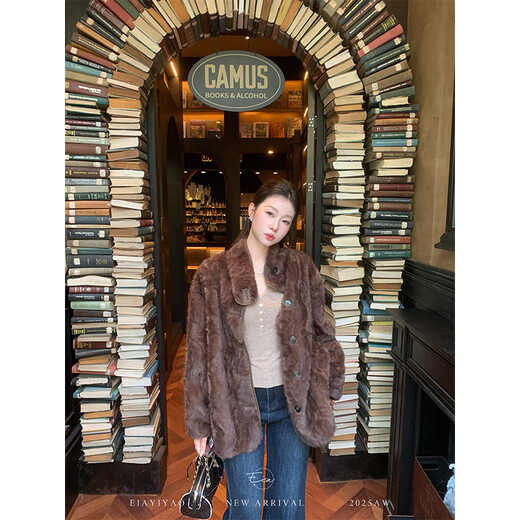 EIA Yiyao has a good figure both inside and outside. V-neck sweater for women in autumn and winter. Korean style slim long-sleeved top. Oatmeal color top. Medium and high elasticity. S. 85Jin Jin is equal to 0.5kg. 100Jin Jin is equal to 0.5kg. Yiyao wears size S.