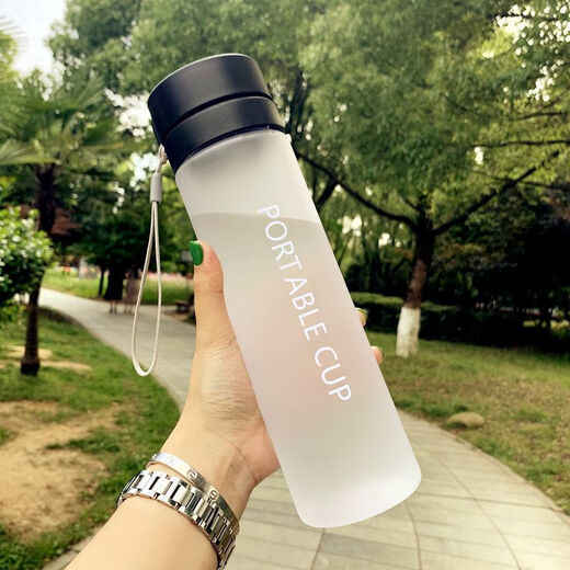 High-looking ins-resistant and heat-resistant sports plastic water cup for men and women with a rope, portable and simple Korean style large-capacity water cup, frosted white lid 800ml