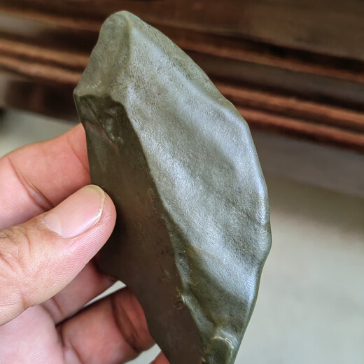 Xinjiang Hami surface green clay jade raw stone hand piece 100 grams, complete appearance and exquisite winding line