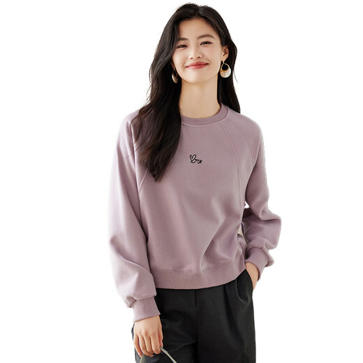 She enjoys round neck sweatshirt women's spring and autumn raglan sleeve short top with letter love embroidery age-reducing pullover T143W1005