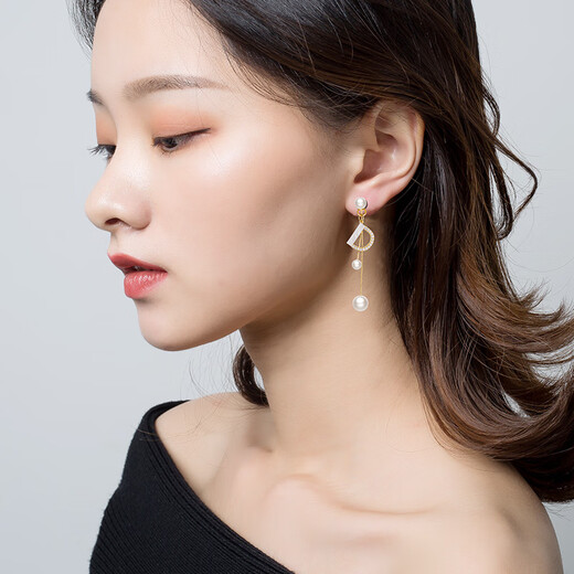 Qlady temperament tassel earrings for women 2024 new temperament high-end imitation pearl earrings light luxury silver needle letter earrings