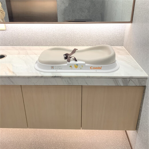 Combi (Combi) Japanese shopping mall mother and baby room baby changing table CMT01 table top with soft cushion to protect the baby care table baby changing table CMT01 Combi