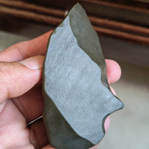 Xinjiang Hami surface green clay jade raw stone hand piece 100 grams, complete appearance and exquisite winding line