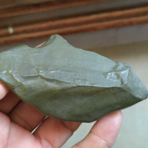 Xinjiang Hami surface green clay jade raw stone hand piece 100 grams, complete appearance and exquisite winding line