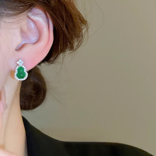 Fat Donglai quality jade earrings new Chinese style green earrings 2024 new style light luxury retro national style gourd jade color gourd earrings (main picture)