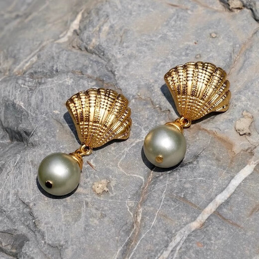 Shellfish Tahitian French retro pearl earrings gray shell beads pendant literary light luxury ear clip women's earrings (silver needle)