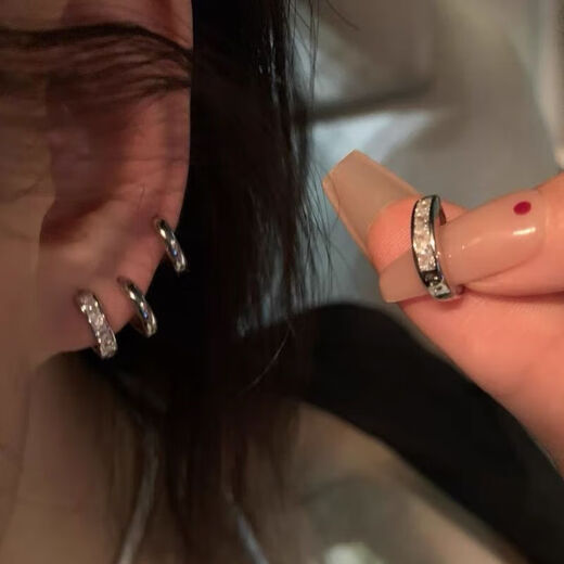 Four-piece set of earrings, cool style hot girl earrings, sparkling diamonds, sparkling temperament, high-end, cool style, anti-allergic earrings for women, silver four-piece set, two pairs