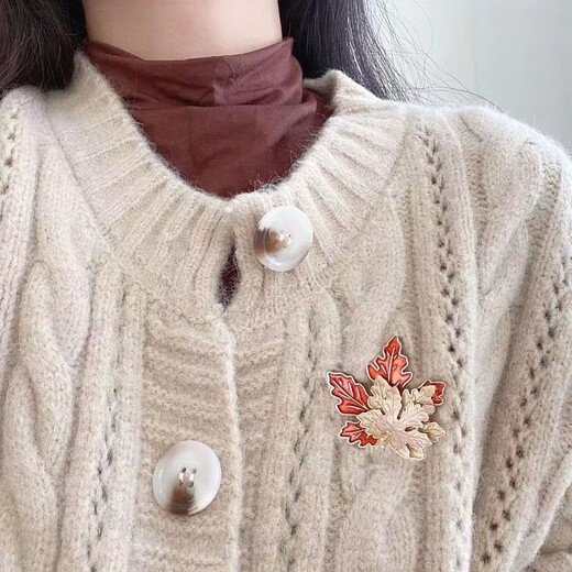 Fresh maple leaf retro brooch, high-end ins temperament, luxury creative diy accessories, sweater suit brooch for men and women, three-layer maple leaf brooch, simple outfit