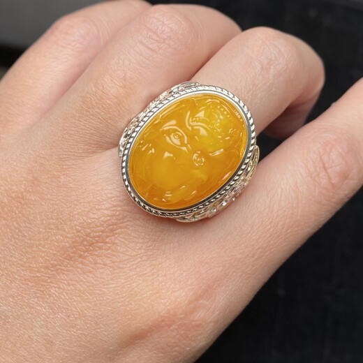Sanskrit beeswax carved large ring, faucet beeswax ring for men, fashionable and lively old honey, chicken fat yellow