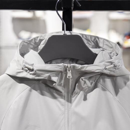 Li Ning Sports Windbreaker para mujeres 2025 NUEVO GRUPO COMPRA SERIE DE CARDIGO RESISTENTE RESISTENTE AFDV698 AFDV698-4 Gray S tranquilo S